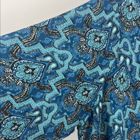 Violet & Claire Blue and Black Damask Patterned Blouse with 3/4 Sleeves Size 1X - Picture 4 of 11